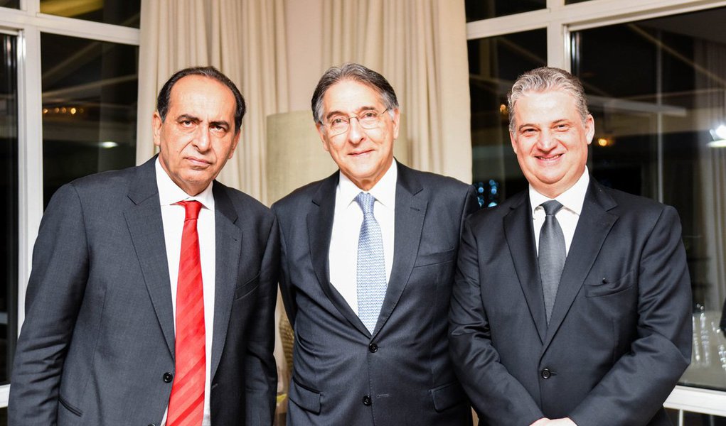 O governador de Minas Gerais, Fernando Pimentel, garantiu apoio e disse que vai estudar projetos comuns com o prefeito de Belo Horizonte, Alexandre Kalil, com quem se reuniu, no Palácio das Mangabeiras, ao lado do presidente da Assembleia Legislativa de Minas Gerais, Adalclever Lopes; Pimentel determinou à equipe de governo que estude uma agenda com os novos chefes de executivo municipais a fim de apresentar o funcionamento das secretarias e de outros órgãos governamentais, formas de apoio e de acesso a programas e ações (Foto: Leonardo Lucena) O governador de Minas Gerais, Fernando Pimentel, garantiu apoio e disse que vai estudar projetos comuns com o prefeito de Belo Horizonte, Alexandre Kalil, com quem se reuniu, no Palácio das Mangabeiras, ao lado do presidente da Assembleia Legislativa de Minas Gerais, Adalclever Lopes; Pimentel determinou à equipe de governo que estude uma agenda com os novos chefes de executivo municipais a fim de apresentar o funcionamento das secretarias e de outros órgãos governamentais, formas de apoio e de acesso a programas e ações