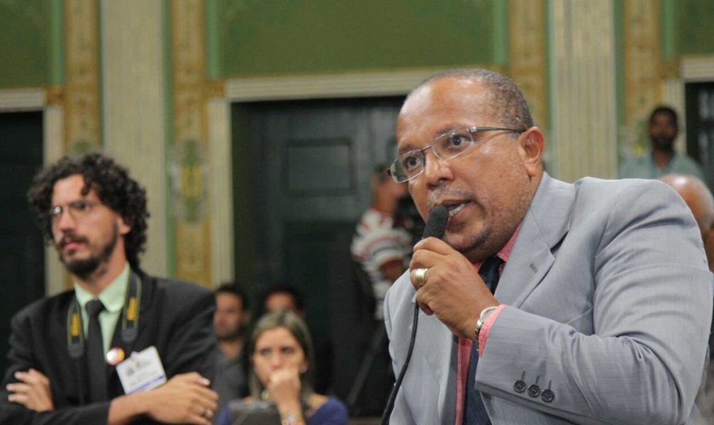 "Trabalhador de limpeza urbana, negro e pobre", o vereador reeleito de Salvador Luís Carlos Suíca (PT) diz que "os obstáculos serviram para fortalecer ainda mais a vontade de crescer, mudar a realidade em que vivia e chegar a uma cadeira na Câmara de Vereadores de Salvador"; embora a bancada de oposição tenha diminuído na Câmara, o vereador afirma que o prefeito ACM Neto (DEM) "não terá vida fácil" no parlamento, e afasta "boatos" de que ele estaria deixando o PT para se aproximar do democrata; confira a íntegra da entrevista exclusiva ao 247 (Foto: Romulo Faro) "Trabalhador de limpeza urbana, negro e pobre", o vereador reeleito de Salvador Luís Carlos Suíca (PT) diz que "os obstáculos serviram para fortalecer ainda mais a vontade de crescer, mudar a realidade em que vivia e chegar a uma cadeira na Câmara de Vereadores de Salvador"; embora a bancada de oposição tenha diminuído na Câmara, o vereador afirma que o prefeito ACM Neto (DEM) "não terá vida fácil" no parlamento, e afasta "boatos" de que ele estaria deixando o PT para se aproximar do democrata; confira a íntegra da entrevista exclusiva ao 247