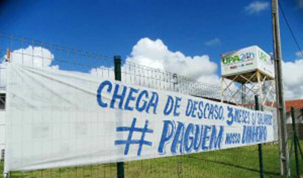 Os servidores da Unidade de Pronto Atendimento (UPA) Santo Antônio, em Maragogi, no Litoral Norte de Alagoas, estão denunciando atraso salarial de três meses; Secretaria de Estado da Saúde (Sesau) culpa o município, “a quem cabe contratar os servidores e realizar o pagamento”; já a secretaria municipal diz que o pagamento dos salários é responsabilidade dos governos Estadual e Federal (Foto: Voney Malta) Os servidores da Unidade de Pronto Atendimento (UPA) Santo Antônio, em Maragogi, no Litoral Norte de Alagoas, estão denunciando atraso salarial de três meses; Secretaria de Estado da Saúde (Sesau) culpa o município, “a quem cabe contratar os servidores e realizar o pagamento”; já a secretaria municipal diz que o pagamento dos salários é responsabilidade dos governos Estadual e Federal
