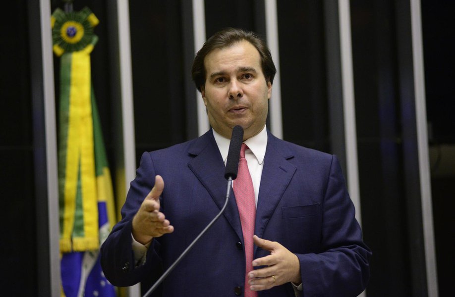 Em tom firme, o presidente da Câmara, Rodrigo Maia (DEM), rebateu as críticas, feitas principalmente por membros do Judiciário e do Ministério Público, ao resultado da votação do pacote anticorrupção, que alterou pontos da proposta original do Ministério Público Federal; Maia disse que o resultado da votação precisa ser respeitado; aos descontentes, Maia sugeriu que se se candidatem em 2018; "Aqueles que queiram participar do processo legislativo, em 2018, teremos eleição. Não podemos aceitar que a Câmara dos Deputados vire cartório carimbador de parte da sociedade. A Câmara tem responsabilidade de ratificar e também rejeitar. Quem legisla é o Poder Legislativo", disse (Foto: Aquiles Lins) Em tom firme, o presidente da Câmara, Rodrigo Maia (DEM), rebateu as críticas, feitas principalmente por membros do Judiciário e do Ministério Público, ao resultado da votação do pacote anticorrupção, que alterou pontos da proposta original do Ministério Público Federal; Maia disse que o resultado da votação precisa ser respeitado; aos descontentes, Maia sugeriu que se se candidatem em 2018; "Aqueles que queiram participar do processo legislativo, em 2018, teremos eleição. Não podemos aceitar que a Câmara dos Deputados vire cartório carimbador de parte da sociedade. A Câmara tem responsabilidade de ratificar e também rejeitar. Quem legisla é o Poder Legislativo", disse