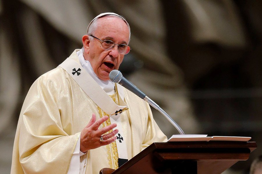 Em mensagem de fim de ano, o papa Francisco pediu neste sábado aos líderes mundiais que façam mais para combater o desemprego dos jovens, afirmando que uma geração inteira está se perdendo diante do desespero, da imigração e da falta de oportunidades; o papa, em seu último evento público de 2016, disse que as portas tinham que ser abertas para que os jovens "pudessem sonhar e lutar por seus sonhos"; "Condenamos nossos jovens a não terem lugar na sociedade, porque os empurramos lentamente para a margem da vida pública, forçando-os a imigrar ou a implorar por empregos que já não existem ou não prometem um futuro", disse Francisco (Foto: Romulo Faro) Em mensagem de fim de ano, o papa Francisco pediu neste sábado aos líderes mundiais que façam mais para combater o desemprego dos jovens, afirmando que uma geração inteira está se perdendo diante do desespero, da imigração e da falta de oportunidades; o papa, em seu último evento público de 2016, disse que as portas tinham que ser abertas para que os jovens "pudessem sonhar e lutar por seus sonhos"; "Condenamos nossos jovens a não terem lugar na sociedade, porque os empurramos lentamente para a margem da vida pública, forçando-os a imigrar ou a implorar por empregos que já não existem ou não prometem um futuro", disse Francisco