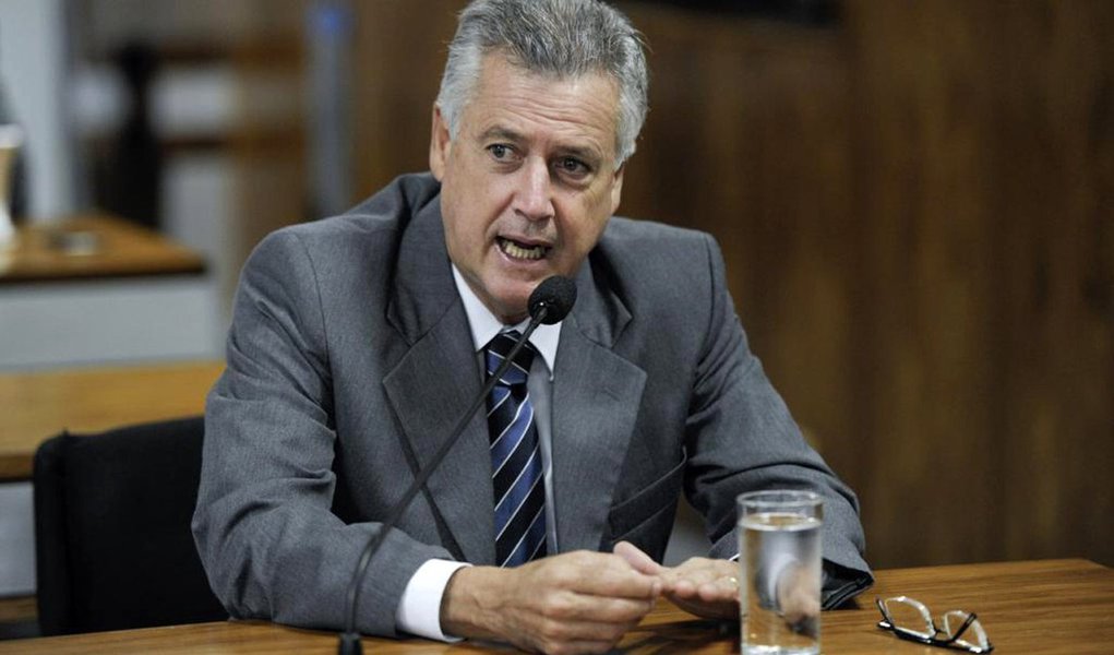 Após reunião com deputados distritais para debater o aumento nas passagens de ônibus e metrô, o governador Rodrigo Rollemberg afirmou que não é possível revogar o reajuste sem que haja alternativas para custear o serviço; "O desafio é assegurar a continuidade dos serviços públicos. O reajuste está mantido por uma absoluta necessidade de manter o sistema funcionando", explicou; as tarifas de linhas circulares internas subiram de R$ 2,25 para R$ 2,50; de ligação curta, de R$ 3 para R$ 3,50; e as de longa distância, integração e metrô, de R$ 4 para R$ 5 (Foto: Leonardo Lucena) Após reunião com deputados distritais para debater o aumento nas passagens de ônibus e metrô, o governador Rodrigo Rollemberg afirmou que não é possível revogar o reajuste sem que haja alternativas para custear o serviço; "O desafio é assegurar a continuidade dos serviços públicos. O reajuste está mantido por uma absoluta necessidade de manter o sistema funcionando", explicou; as tarifas de linhas circulares internas subiram de R$ 2,25 para R$ 2,50; de ligação curta, de R$ 3 para R$ 3,50; e as de longa distância, integração e metrô, de R$ 4 para R$ 5