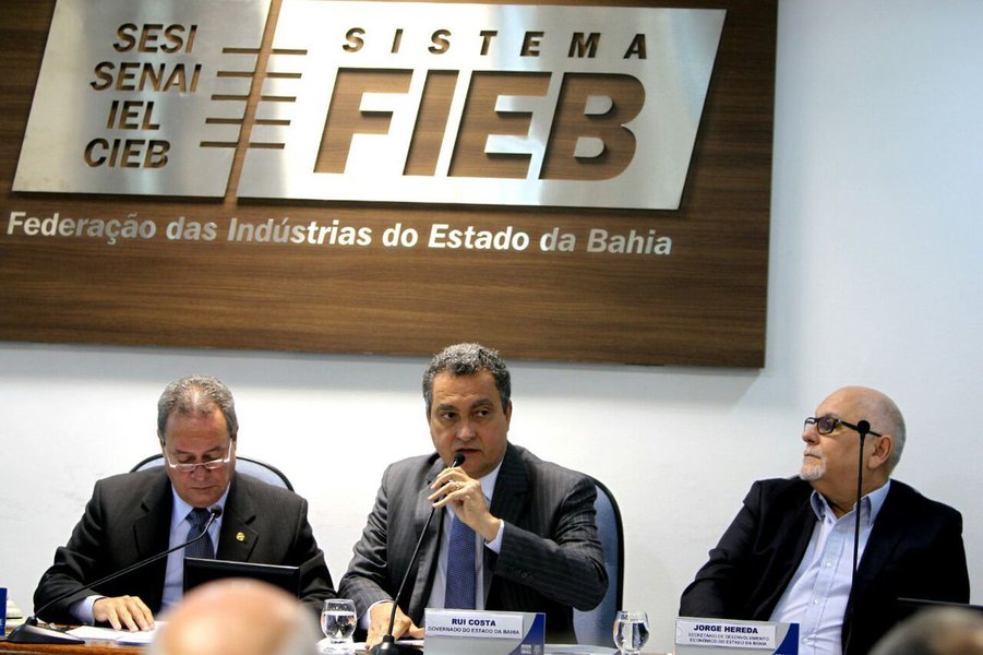 A capacidade de investimentos em infraestrutura e desenvolvimento social, mesmo em tempo de crises econômica e política, garantindo o desenvolvimento baiano, foi o destaque da palestra 'Desenvolvimento Econômico da Bahia', realizada pelo governador Rui Costa na Federação das Indústrias da Bahia (Fieb), em Salvador; Rui anunciou o lançamento do Programa Primeiro Emprego no próximo dia 30; "Vamos contratar nove mil jovens para, em todas as áreas do estado, ocuparem contratos temporários de dois anos, onde terão a primeira experiência profissional", disse o governador (Foto: Romulo Faro) A capacidade de investimentos em infraestrutura e desenvolvimento social, mesmo em tempo de crises econômica e política, garantindo o desenvolvimento baiano, foi o destaque da palestra 'Desenvolvimento Econômico da Bahia', realizada pelo governador Rui Costa na Federação das Indústrias da Bahia (Fieb), em Salvador; Rui anunciou o lançamento do Programa Primeiro Emprego no próximo dia 30; "Vamos contratar nove mil jovens para, em todas as áreas do estado, ocuparem contratos temporários de dois anos, onde terão a primeira experiência profissional", disse o governador