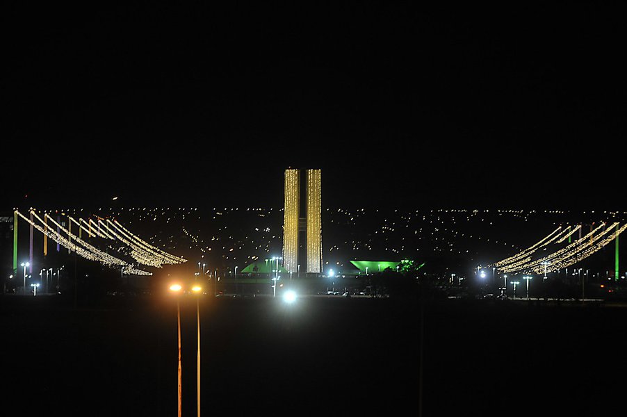 Todas as regiões administrativas de Brasília serão iluminadas para as festas de fim de ano; decoração, por meio de refletores e lâmpadas de LED, também será instalada em pontos turísticos; montagem começa na primeira quinzena de dezembro; investimento este ano será de cerca de R$ 400 mil, enquanto em 2015 foi de apenas de R$ 147 mil (Foto: Voney Malta) Todas as regiões administrativas de Brasília serão iluminadas para as festas de fim de ano; decoração, por meio de refletores e lâmpadas de LED, também será instalada em pontos turísticos; montagem começa na primeira quinzena de dezembro; investimento este ano será de cerca de R$ 400 mil, enquanto em 2015 foi de apenas de R$ 147 mil