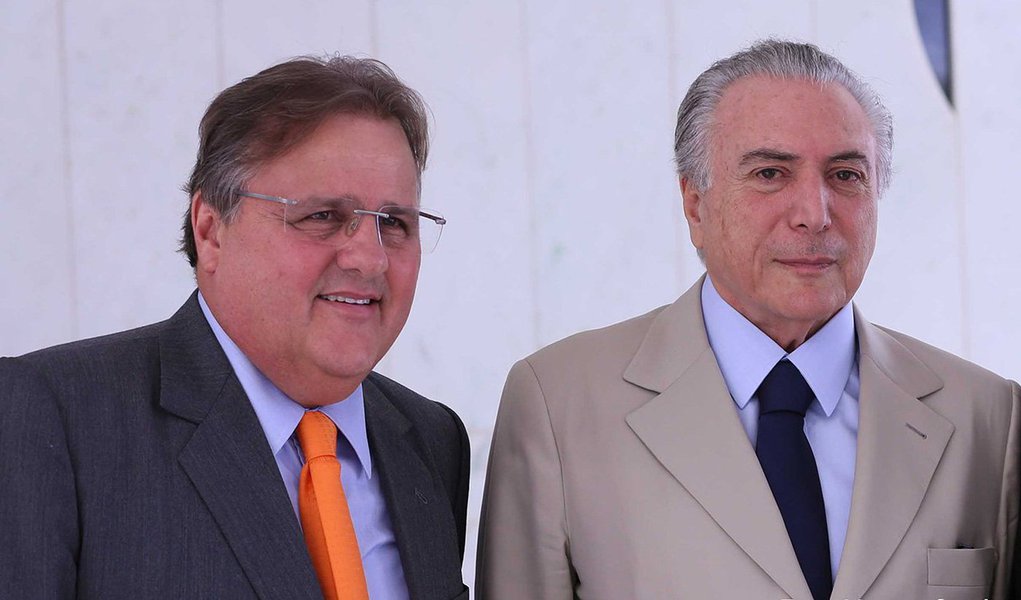 Ação Popular com pedido de Provimento Liminar foi ajuizada por oito advogados inscritos na Seccional da OAB em Rondônia, que consideraram a nomeação de oito ministros do governo Michel Temer , um ato ilegal e lesivo à moralidade administrativa praticado pelo Presidente; um dos nomes era o de Geddel Viera Lima, ministro deixou o cargo nesta sexta-feira (25) pela suspeita de tráfico de influência; advogados argumentaram que indicação feria o princípio da moralidade pública já que muitos dos indicados eram investigados na Operação Lava Jato (Foto: Paulo Emílio) Ação Popular com pedido de Provimento Liminar foi ajuizada por oito advogados inscritos na Seccional da OAB em Rondônia, que consideraram a nomeação de oito ministros do governo Michel Temer , um ato ilegal e lesivo à moralidade administrativa praticado pelo Presidente; um dos nomes era o de Geddel Viera Lima, ministro deixou o cargo nesta sexta-feira (25) pela suspeita de tráfico de influência; advogados argumentaram que indicação feria o princípio da moralidade pública já que muitos dos indicados eram investigados na Operação Lava Jato