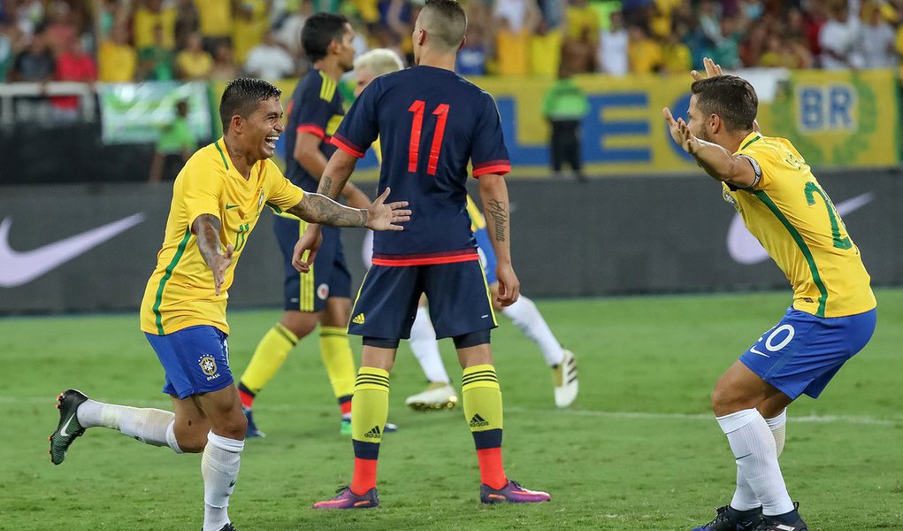 Brasil venceu a Colômbia por 1 x 0 em amistoso beneficente às famílias das vítimas do desastre aéreo da Chapecoense, mas o jogo de quarta-feira à noite foi marcado pelo grande número de cadeiras vazias no estádio Nilton Santos, no Rio de Janeiro; somente 18.695 pessoas compareceram ao chamado Engenhão, que tem capacidade para 45 mil pessoas, para assistir ao "Jogo da Amizade", disputado menos de dois meses depois da tragédia aérea que matou 71 pessoas na Colômbia (Foto: Aquiles Lins) Brasil venceu a Colômbia por 1 x 0 em amistoso beneficente às famílias das vítimas do desastre aéreo da Chapecoense, mas o jogo de quarta-feira à noite foi marcado pelo grande número de cadeiras vazias no estádio Nilton Santos, no Rio de Janeiro; somente 18.695 pessoas compareceram ao chamado Engenhão, que tem capacidade para 45 mil pessoas, para assistir ao "Jogo da Amizade", disputado menos de dois meses depois da tragédia aérea que matou 71 pessoas na Colômbia