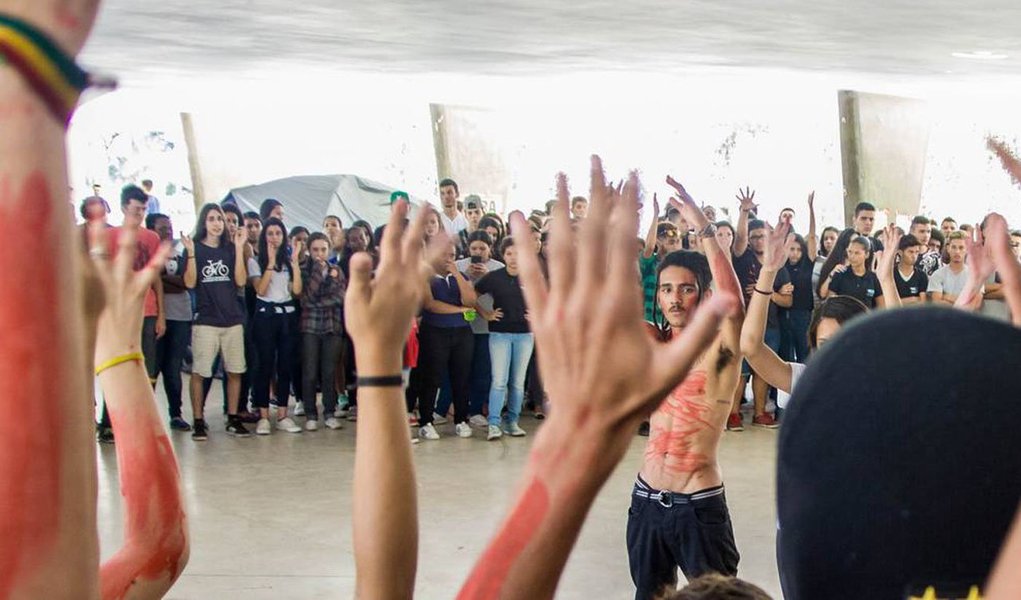 Em artigo para o Nexo Jornal, os estudantes secundaristas Marcelo Santos, Matias Iansen e Sara de Barcelos defendem as ocupações de escolas e a luta do movimento estudantil por melhorias na Educação e contra retrocessos; "Ninguém nunca nos pergunta nada sobre a escola. Não somos importantes? Não temos direitos? A ocupação nos mostrou que temos", afirma; "Quando ocupamos, ocupamos com nossas pautas de reivindicações mas também ocupamos para mudar a maneira vertical como se decidem as coisas" (Foto: Aquiles Lins) Em artigo para o Nexo Jornal, os estudantes secundaristas Marcelo Santos, Matias Iansen e Sara de Barcelos defendem as ocupações de escolas e a luta do movimento estudantil por melhorias na Educação e contra retrocessos; "Ninguém nunca nos pergunta nada sobre a escola. Não somos importantes? Não temos direitos? A ocupação nos mostrou que temos", afirma; "Quando ocupamos, ocupamos com nossas pautas de reivindicações mas também ocupamos para mudar a maneira vertical como se decidem as coisas"