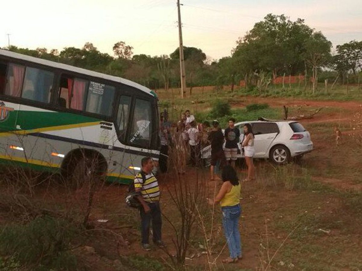 O prefeito eleito de Santana do Piauí, Chico Borges foi vítima de um acidente na PI 375. O acidente ocorreu por volta das 5h30m da manhã. O carro do prefeito, um Golf de cor branca, colidiu frontalmente com um ônibus, na altura da comunidade Tanque, na conhecida “curva da Oiticica”.O Serviço de Atendimento Móvel de Urgência (Samu) e Corpo de Bombeiros ainda chegaram a ser acionados, mas o político já foi encontrado sem vida. A posse de Chico Borges como prefeito de Santana do Piauí estava prevista para às 15h de hoje (Foto: Fatima 247) O prefeito eleito de Santana do Piauí, Chico Borges foi vítima de um acidente na PI 375. O acidente ocorreu por volta das 5h30m da manhã. O carro do prefeito, um Golf de cor branca, colidiu frontalmente com um ônibus, na altura da comunidade Tanque, na conhecida “curva da Oiticica”.O Serviço de Atendimento Móvel de Urgência (Samu) e Corpo de Bombeiros ainda chegaram a ser acionados, mas o político já foi encontrado sem vida. A posse de Chico Borges como prefeito de Santana do Piauí estava prevista para às 15h de hoje