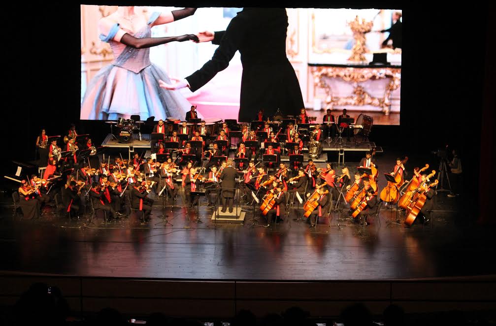 Com grande público e transmissão ao vivo pela TV, a Orquestra Sinfônica Jovem de Goiás se apresentou na quinta-feira (29), no Nanjing Poly Theatre, a mais importante sala de concertos da China na atualidade que fica na cidade de Nanjing; foi o terceiro concerto da Orquestra Jovem no país; criada pelo governador Marconi Perillo, a Orquestra já fez outras turnês internacionais e tem apoio do governo estadual (Foto: José Barbacena) Com grande público e transmissão ao vivo pela TV, a Orquestra Sinfônica Jovem de Goiás se apresentou na quinta-feira (29), no Nanjing Poly Theatre, a mais importante sala de concertos da China na atualidade que fica na cidade de Nanjing; foi o terceiro concerto da Orquestra Jovem no país; criada pelo governador Marconi Perillo, a Orquestra já fez outras turnês internacionais e tem apoio do governo estadual