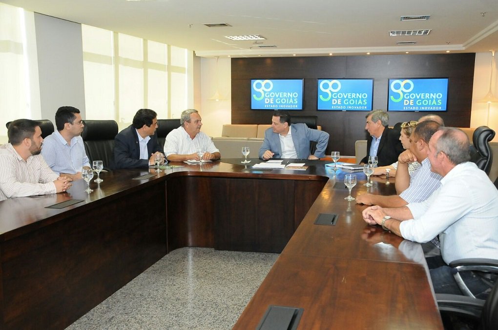 Governador recebeu nesta terça-feira 15 prefeitos eleitos, completando assim 69 audiências individuais com futuros gestores de municípios goianos; Marconi tratou de convênios administrativos nas áreas de infraestrutura urbana, saúde, educação e desenvolvimento econômico durante as reuniões, realizadas na Sala de Situação do Palácio Pedro Ludovico Teixeira, em Goiânia; "Fico feliz de receber todos para estabelecermos esses convênios. Nosso objetivo é garantir a melhoria de vida de todos os goianos" (Foto: José Barbacena) Governador recebeu nesta terça-feira 15 prefeitos eleitos, completando assim 69 audiências individuais com futuros gestores de municípios goianos; Marconi tratou de convênios administrativos nas áreas de infraestrutura urbana, saúde, educação e desenvolvimento econômico durante as reuniões, realizadas na Sala de Situação do Palácio Pedro Ludovico Teixeira, em Goiânia; "Fico feliz de receber todos para estabelecermos esses convênios. Nosso objetivo é garantir a melhoria de vida de todos os goianos"