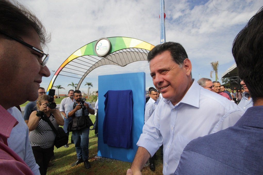 Ao inaugurar, nesta quarta-feura, o viadutosobre a GO-080, no trecho urbano de Goiânia, o governador Marconi Perillo anunciou para este ano a conclusão das obras de duplicação desta rodovia estadual, de Nerópolis ao viaduto da BR-153 (Belém-Brasília), logo após São Francisco de Goiás; principal obra rodoviária do Estado em andamento, a duplicação da GO-080 é um antigo sonho de populações das cidades cortadas pela rodovia; “Essa é a estrada mais perigosa de Goiás, com grande número de acidentes”, afirmou o governador (Foto: José Barbacena) Ao inaugurar, nesta quarta-feura, o viadutosobre a GO-080, no trecho urbano de Goiânia, o governador Marconi Perillo anunciou para este ano a conclusão das obras de duplicação desta rodovia estadual, de Nerópolis ao viaduto da BR-153 (Belém-Brasília), logo após São Francisco de Goiás; principal obra rodoviária do Estado em andamento, a duplicação da GO-080 é um antigo sonho de populações das cidades cortadas pela rodovia; “Essa é a estrada mais perigosa de Goiás, com grande número de acidentes”, afirmou o governador