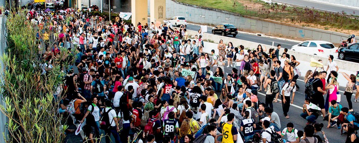 invadam as ruas, protestem e acordem o gigante, pois, como bem afirma Che Guevara, “ser jovem e não ser revolucionário é uma contradição genética”. Jovens, o Brasil pertence a todos vocês! Por isso, continuem lutando por ele! (Foto: Hélio Costa) invadam as ruas, protestem e acordem o gigante, pois, como bem afirma Che Guevara, “ser jovem e não ser revolucionário é uma contradição genética”. Jovens, o Brasil pertence a todos vocês! Por isso, continuem lutando por ele!