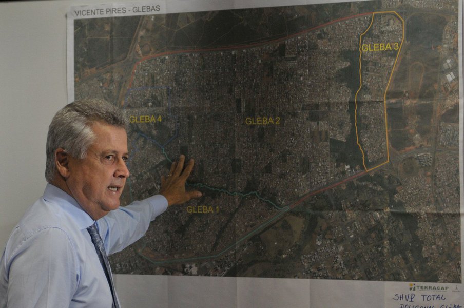 As obras de urbanização em Vicente Pires vão avançar em todo o setor habitacional, agora que 100% da área está licenciada; a Agência de Desenvolvimento do Distrito Federal (Terracap) assinou o licenciamento ambiental, expedido pelo Instituto Brasília Ambiental (Ibram), para as Glebas 2 e 4 da região administrativa; de acordo com o governador Rollemberg, as obras começam em dezembro, com a construção de duas pontes de ligação sobre o Córrego Vicente Pires e quatro sobre o Córrego Samambaia; a expectativa é que, em janeiro, comecem as obras de drenagem pluvial de pavimentação, que beneficiarão diretamente cerca de 80 mil pessoas (Foto: Leonardo Lucena) As obras de urbanização em Vicente Pires vão avançar em todo o setor habitacional, agora que 100% da área está licenciada; a Agência de Desenvolvimento do Distrito Federal (Terracap) assinou o licenciamento ambiental, expedido pelo Instituto Brasília Ambiental (Ibram), para as Glebas 2 e 4 da região administrativa; de acordo com o governador Rollemberg, as obras começam em dezembro, com a construção de duas pontes de ligação sobre o Córrego Vicente Pires e quatro sobre o Córrego Samambaia; a expectativa é que, em janeiro, comecem as obras de drenagem pluvial de pavimentação, que beneficiarão diretamente cerca de 80 mil pessoas