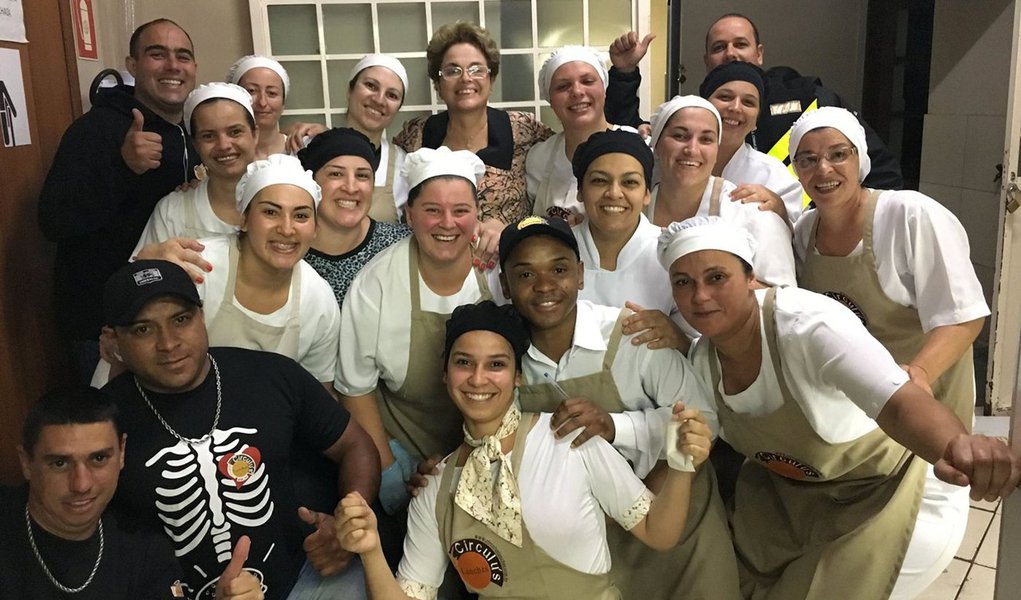 Na volta da viagem que fez ao Uruguai, a ex-presidente Dilma Rousseff parou em uma lanchonete em Pelotas (RS) e comeu um "cheese bebum", prato típico do local; bastante assediada e cumprimentada, Dilma posou para fotos, selfies e ainda visitou a cozinha da lanchonete, onde tirou foto com toda a equipe (Foto: Aquiles Lins) Na volta da viagem que fez ao Uruguai, a ex-presidente Dilma Rousseff parou em uma lanchonete em Pelotas (RS) e comeu um "cheese bebum", prato típico do local; bastante assediada e cumprimentada, Dilma posou para fotos, selfies e ainda visitou a cozinha da lanchonete, onde tirou foto com toda a equipe