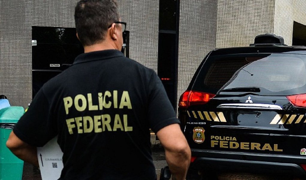 "O que explica o interesse de romper a modorra da semana de Festas e fazer buscas e apreensões em gráficas que serviram à campanha da chapa Dilma-Temer à procura de documentos que, diante de uma investigação que tem quase dois anos e que, sendo em algo seriamente comprometedores, já teriam sumido do mapa?", questiona Fernando Brito, do Tijolaço; para ele, "é nítido que se trata de preparar um alçapão sobre Temer que, ainda é cedo para dizer, será usado ou não"; "E um alçapão que, a esta altura, tem mais chance de levar a caminhos obscuros do que a uma saída eleitoral", complementa (Foto: Valter Lima) "O que explica o interesse de romper a modorra da semana de Festas e fazer buscas e apreensões em gráficas que serviram à campanha da chapa Dilma-Temer à procura de documentos que, diante de uma investigação que tem quase dois anos e que, sendo em algo seriamente comprometedores, já teriam sumido do mapa?", questiona Fernando Brito, do Tijolaço; para ele, "é nítido que se trata de preparar um alçapão sobre Temer que, ainda é cedo para dizer, será usado ou não"; "E um alçapão que, a esta altura, tem mais chance de levar a caminhos obscuros do que a uma saída eleitoral", complementa