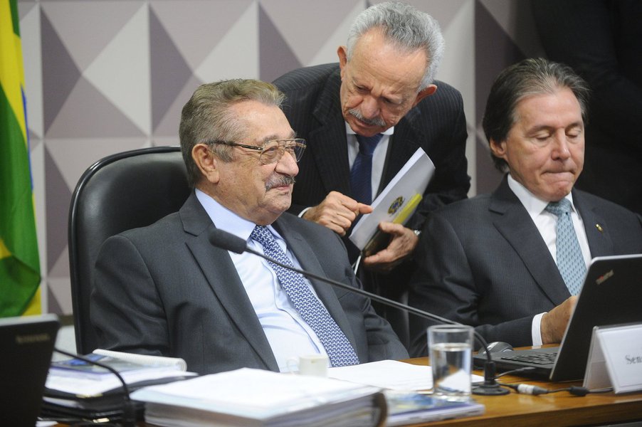 A Comissão de Constituição e Justiça do Senado aprovou hoje (9) a Proposta de Emenda à Constituição que estabelece o limite para os gastos públicos nos próximos 20 anos, PEC 55; o relatório do senador Eunício Oliveira (PMDB-CE) foi aprovado como texto base; a matéria seguirá agora para votação em primeiro turno em 29 de novembro e, em segundo turno, em 13 de dezembro no plenário da Casa (Foto: Gisele Federicce) A Comissão de Constituição e Justiça do Senado aprovou hoje (9) a Proposta de Emenda à Constituição que estabelece o limite para os gastos públicos nos próximos 20 anos, PEC 55; o relatório do senador Eunício Oliveira (PMDB-CE) foi aprovado como texto base; a matéria seguirá agora para votação em primeiro turno em 29 de novembro e, em segundo turno, em 13 de dezembro no plenário da Casa