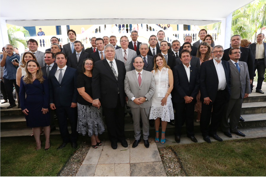 “Temos um grande desafio pela frente, que é tornar Fortaleza uma cidade mais competitiva”, disse o prefeito Roberto Cláudio (PDT), durante a posse dos novos secretários, nesta segunda (2). Ele aproveitou o momento para anunciar, em primeira mão, um novo projeto, o "Prefeitura nos Bairros”, e informou que as medidas de controle de gastos serão anunciadas nesta terça-feira (3). Confira os nomes que compõem o novo secretariado (Foto: Rodrigo Rocha) “Temos um grande desafio pela frente, que é tornar Fortaleza uma cidade mais competitiva”, disse o prefeito Roberto Cláudio (PDT), durante a posse dos novos secretários, nesta segunda (2). Ele aproveitou o momento para anunciar, em primeira mão, um novo projeto, o "Prefeitura nos Bairros”, e informou que as medidas de controle de gastos serão anunciadas nesta terça-feira (3). Confira os nomes que compõem o novo secretariado
