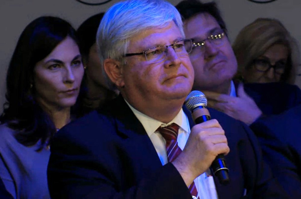 O procurador-geral da República, Rodrigo Janot, disse que a morte do ministro Teori Zavascki na última quinta-feira (19), na queda de avião em Paraty, no Rio, mostra que o ano de 2016 não acabou; "Inacreditável. 2016 não acaba. É a era de Aquarius ao inverso", desabafou Janot a um repórter da Folha de S. Paulo, no velório de Teori, em Porto Alegre (Foto: Aquiles Lins) O procurador-geral da República, Rodrigo Janot, disse que a morte do ministro Teori Zavascki na última quinta-feira (19), na queda de avião em Paraty, no Rio, mostra que o ano de 2016 não acabou; "Inacreditável. 2016 não acaba. É a era de Aquarius ao inverso", desabafou Janot a um repórter da Folha de S. Paulo, no velório de Teori, em Porto Alegre