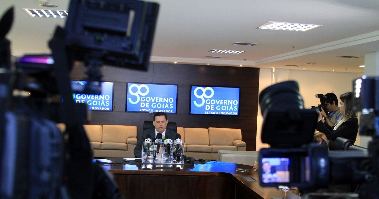 Governador Marconi Perillo afirma que vai exigir o máximo de todos os integrantes da administração estadual em 2017; "Vai ser o ano do choque na acomodação. Tem muita gente que dá o sangue pelo Estado, mas tem muita gente acomodada, que acha que jamais será exonerada. Eu não vou tolerar isso";tucano inicia 2017 realizando mais um ajuste fiscal; novo pacote de austeridade prevê corte de mais de 1 mil cargos comissionados (Foto: José Barbacena) Governador Marconi Perillo afirma que vai exigir o máximo de todos os integrantes da administração estadual em 2017; "Vai ser o ano do choque na acomodação. Tem muita gente que dá o sangue pelo Estado, mas tem muita gente acomodada, que acha que jamais será exonerada. Eu não vou tolerar isso";tucano inicia 2017 realizando mais um ajuste fiscal; novo pacote de austeridade prevê corte de mais de 1 mil cargos comissionados