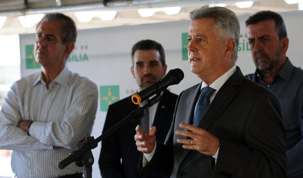Sem orçamento suficiente para subsidiar o transporte público do DF, o governo mantém o reajuste das passagens de ônibus e de metrô, mas propõe queda no aumento da tarifa de R$ 5, se houver alternativas da Câmara Legislativa para cobrir os gastos; a proposta foi reforçada pelo governador Rodrigo Rollemberg em segunda reunião com distritais; segundo ele, o metrô e as linhas de ônibus de longa distância ou de integração poderiam cair para R$ 4,50 caso os deputados revisassem as regras da gratuidade para alunos de escolas particulares, ou colaborassem com R$ 50 milhões do orçamento da Casa (Foto: Leonardo Lucena) Sem orçamento suficiente para subsidiar o transporte público do DF, o governo mantém o reajuste das passagens de ônibus e de metrô, mas propõe queda no aumento da tarifa de R$ 5, se houver alternativas da Câmara Legislativa para cobrir os gastos; a proposta foi reforçada pelo governador Rodrigo Rollemberg em segunda reunião com distritais; segundo ele, o metrô e as linhas de ônibus de longa distância ou de integração poderiam cair para R$ 4,50 caso os deputados revisassem as regras da gratuidade para alunos de escolas particulares, ou colaborassem com R$ 50 milhões do orçamento da Casa