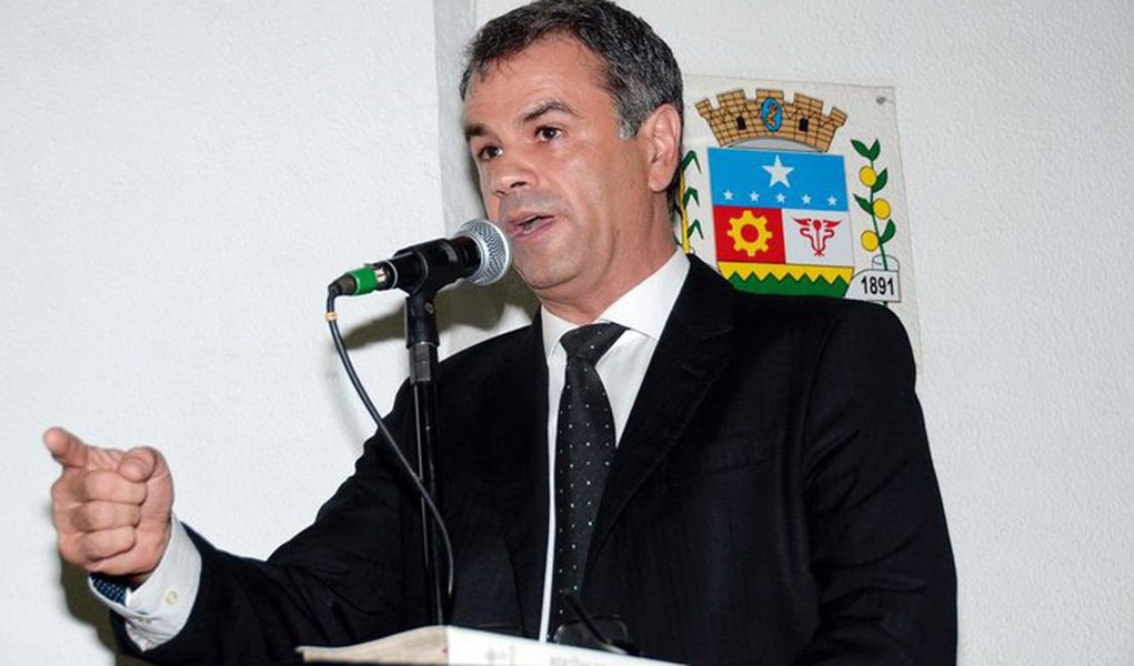 O novo prefeito de Nova Iguaçu, Rogério Lisboa (PR), afirmou que decretará estado de calamidade financeiras nas contas do executivo municipal, que fica na Baixada Fluminense; ele, no entanto, prometeu pagar os salários atrasados de novembro e o 13º salário dos servidores; em grave crise econômica, o Rio de Janeiro foi o primeiro estado brasileiro a decretar estado de calamidade financeira e deve entrar em 2017 com um rombo previsto de R$ 19,3 bilhões
(Foto: Leonardo Lucena) O novo prefeito de Nova Iguaçu, Rogério Lisboa (PR), afirmou que decretará estado de calamidade financeiras nas contas do executivo municipal, que fica na Baixada Fluminense; ele, no entanto, prometeu pagar os salários atrasados de novembro e o 13º salário dos servidores; em grave crise econômica, o Rio de Janeiro foi o primeiro estado brasileiro a decretar estado de calamidade financeira e deve entrar em 2017 com um rombo previsto de R$ 19,3 bilhões