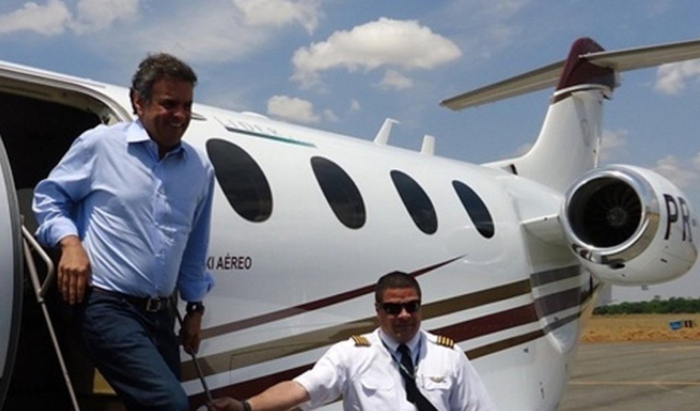 Se Pimentel agiu estritamente dentro da legalidade, o mesmo não se deu com o senador Aécio Neves, que é hoje quem dá o tom da oposição em Minas. Planilhas de voos das aeronaves oficiais mostram que, durante seu governo, cerca de 200 deslocamentos tiveram como passageiros políticos, autoridades, empresários e celebridades, além de parentes do próprio chefe do Executivo, e não contaram com a presença do então governador, como prevê a legislação para o uso do transporte especial (Foto: Durval Ângelo) Se Pimentel agiu estritamente dentro da legalidade, o mesmo não se deu com o senador Aécio Neves, que é hoje quem dá o tom da oposição em Minas. Planilhas de voos das aeronaves oficiais mostram que, durante seu governo, cerca de 200 deslocamentos tiveram como passageiros políticos, autoridades, empresários e celebridades, além de parentes do próprio chefe do Executivo, e não contaram com a presença do então governador, como prevê a legislação para o uso do transporte especial