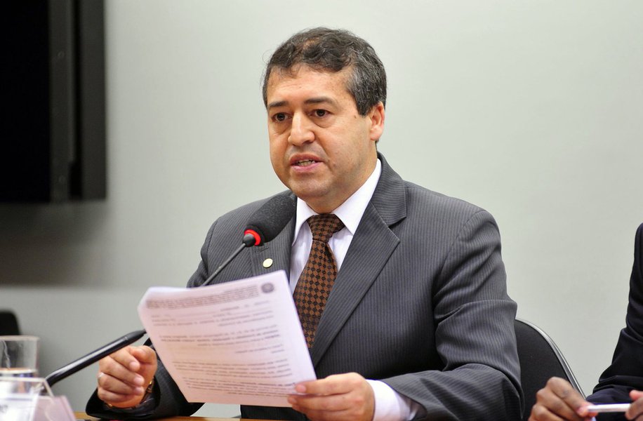 Gabinete do ministro do Trabalho, Ronaldo Nogueira, foi notificado no dia 7 de dezembro pelo Sindicato dos Jornalistas Profissionais do Distrito Federal (SJPDF) cobrando explicações sobre nove demissões realizadas pela Assessoria de Comunicação de forma irregular; dos 17 funcionários de empresa de comunicação terceirizada à disposição da pasta do Trabalho, nove foram demitidos no dia 11 de novembro ao arrepio da lei; suspeita-se de aparelhamento político visando as eleições 2018; reportagem do Mídia Ninja (Foto: Gisele Federicce) Gabinete do ministro do Trabalho, Ronaldo Nogueira, foi notificado no dia 7 de dezembro pelo Sindicato dos Jornalistas Profissionais do Distrito Federal (SJPDF) cobrando explicações sobre nove demissões realizadas pela Assessoria de Comunicação de forma irregular; dos 17 funcionários de empresa de comunicação terceirizada à disposição da pasta do Trabalho, nove foram demitidos no dia 11 de novembro ao arrepio da lei; suspeita-se de aparelhamento político visando as eleições 2018; reportagem do Mídia Ninja