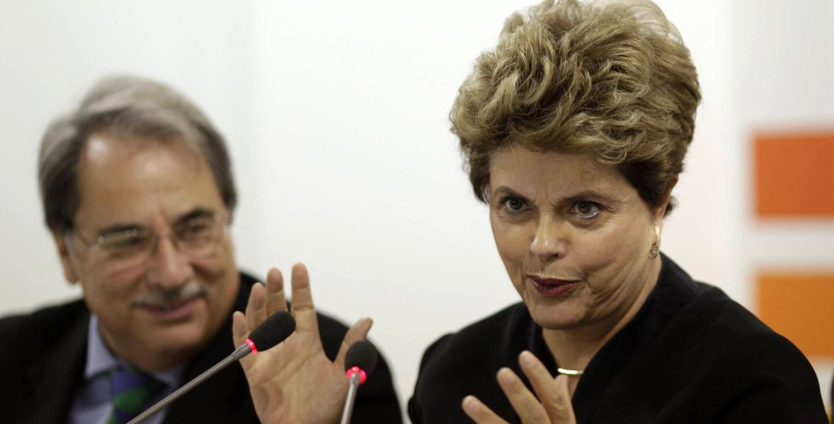 Em Sevilha, na Espanha, Dilma Rousseff disse em coletiva de imprensa que, "dadas as suspeitas que existem no Brasil" de que a queda do avião que levava o ministro do STF Teori Zavascki "poderia ser um atentado, o caso deve ser rigorosamente investigado"; "Tem que investigar a morte e ver do que se trata", acrescentou; a respeito do ministro, descreveu: "Não era perfeito, porque era um ser humano, mas devemos reconhecer suas muitas qualidades"; Dilma afirmou ainda que "acredita e espera" que o ex-presidente Lula volte a ser candidato a presidente nas eleições de 2018; "Será importante para o Brasil que Lula seja candidato. O segundo golpe depois do meu impeachment é impedir que Lula seja candidato porque as pesquisas indicam seu nome em primeiro e que ganharia as eleições" (Foto: Ana Pupulin) Em Sevilha, na Espanha, Dilma Rousseff disse em coletiva de imprensa que, "dadas as suspeitas que existem no Brasil" de que a queda do avião que levava o ministro do STF Teori Zavascki "poderia ser um atentado, o caso deve ser rigorosamente investigado"; "Tem que investigar a morte e ver do que se trata", acrescentou; a respeito do ministro, descreveu: "Não era perfeito, porque era um ser humano, mas devemos reconhecer suas muitas qualidades"; Dilma afirmou ainda que "acredita e espera" que o ex-presidente Lula volte a ser candidato a presidente nas eleições de 2018; "Será importante para o Brasil que Lula seja candidato. O segundo golpe depois do meu impeachment é impedir que Lula seja candidato porque as pesquisas indicam seu nome em primeiro e que ganharia as eleições"