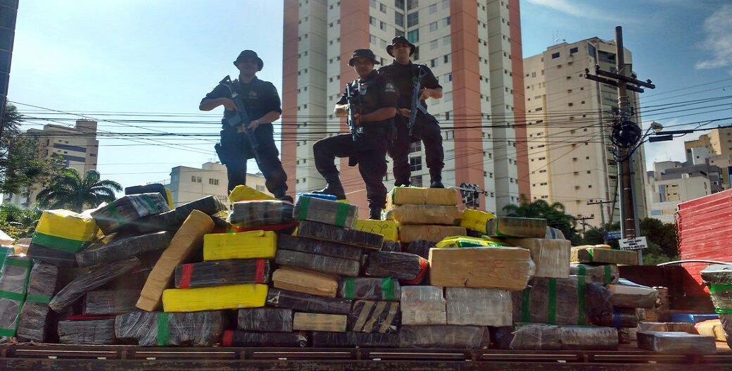 Onze toneladas da droga estavam escondidas em um galpão, no Jardim Clarisse, em Goiânia; sete suspeitos foram presos, sendo dois menores; no total, já são 40 toneladas de entorpecentes apreendidos pelas forças de segurança; de acordo com a PM, a associação criminosa era monitorada há três dias e impressionou pela organização, com uma estrutura montada com veículos e batedores; a droga saiu do Paraguai e tinha como destino final o galpão em Goiânia, localizado próximo à rodovia (Foto: José Barbacena) Onze toneladas da droga estavam escondidas em um galpão, no Jardim Clarisse, em Goiânia; sete suspeitos foram presos, sendo dois menores; no total, já são 40 toneladas de entorpecentes apreendidos pelas forças de segurança; de acordo com a PM, a associação criminosa era monitorada há três dias e impressionou pela organização, com uma estrutura montada com veículos e batedores; a droga saiu do Paraguai e tinha como destino final o galpão em Goiânia, localizado próximo à rodovia