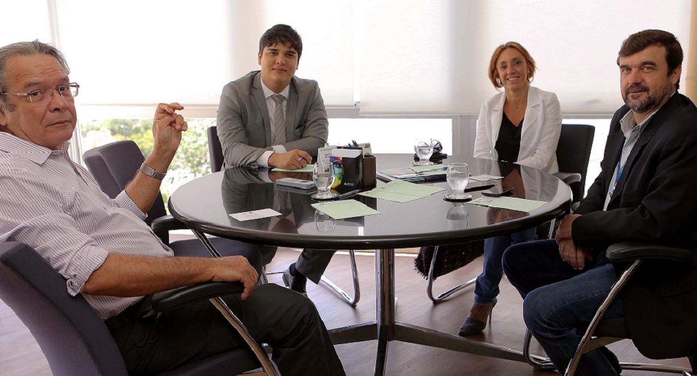 A movimentação do agribusiness pelo porto de Salvador e ações para avançar no desenvolvimento das exportações agropecuárias foram temas tratados entre o secretário estadual da Agricultura, Vitor Bonfim, e a diretora do Terminal de Contêineres de Salvador (Tecon), Patrícia Iglesias; “Vamos aproveitar o grande potencial agropecuário do estado e criar condições para avançar ainda mais nas exportações de produtos agropecuários", disse Bonfim (Foto: José Barbacena) A movimentação do agribusiness pelo porto de Salvador e ações para avançar no desenvolvimento das exportações agropecuárias foram temas tratados entre o secretário estadual da Agricultura, Vitor Bonfim, e a diretora do Terminal de Contêineres de Salvador (Tecon), Patrícia Iglesias; “Vamos aproveitar o grande potencial agropecuário do estado e criar condições para avançar ainda mais nas exportações de produtos agropecuários", disse Bonfim