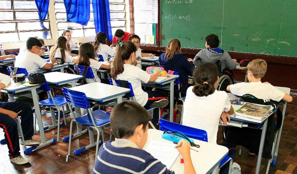 Em dura nota oficial, o Ministério Público do Estado do Paraná manifestou-se contrário à aprovação da PEC 55, proposta por Michel Temer, por afrontar as "conquistas civilizatórias" na Constituição da República; MP diz que a medida que pretende congelar por 20 anos investimentos públicos as áreas da Educação, Saúde, Assistência Social e Segurança, dentre outras, é de "extrema gravidade" traduzindo sério retrocesso em relação ao texto constitucional, por comprometer os avanços conquistados nos últimos 28 anos e impedir a concretização da cidadania em sua plenitude
(Foto: Aquiles Lins) Em dura nota oficial, o Ministério Público do Estado do Paraná manifestou-se contrário à aprovação da PEC 55, proposta por Michel Temer, por afrontar as "conquistas civilizatórias" na Constituição da República; MP diz que a medida que pretende congelar por 20 anos investimentos públicos as áreas da Educação, Saúde, Assistência Social e Segurança, dentre outras, é de "extrema gravidade" traduzindo sério retrocesso em relação ao texto constitucional, por comprometer os avanços conquistados nos últimos 28 anos e impedir a concretização da cidadania em sua plenitude