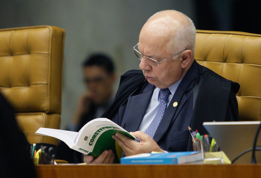 "Na terra da hipocrisia, todo morto vira santo. E Teori, como sempre acontece com os mortos, se tornou forte candidato a herói nacional e/ou a santo da república das bananeiras", diz o cientista político Robson Sávio Reis Souza, professor da PUC-MG; "Mas, não esqueçamos que o STF e a juristocracia nacional (cujos maiores expoentes são Gilmar, Janot e Moro) foram fundamentais para o êxito do golpe neste país"; ele lembra a demora para afastar Eduardo Cunha (PMDB-RJ), que só caiu depois de golpear a democracia brasileira, e sua decisão de não impedir que o ex-presidente Lula fosse julgado por Sergio Moro, após o vazamento dos grampos ilegais das conversas com a presidente Dilma Rousseff (Foto: Robson Sávio Reis Souza) "Na terra da hipocrisia, todo morto vira santo. E Teori, como sempre acontece com os mortos, se tornou forte candidato a herói nacional e/ou a santo da república das bananeiras", diz o cientista político Robson Sávio Reis Souza, professor da PUC-MG; "Mas, não esqueçamos que o STF e a juristocracia nacional (cujos maiores expoentes são Gilmar, Janot e Moro) foram fundamentais para o êxito do golpe neste país"; ele lembra a demora para afastar Eduardo Cunha (PMDB-RJ), que só caiu depois de golpear a democracia brasileira, e sua decisão de não impedir que o ex-presidente Lula fosse julgado por Sergio Moro, após o vazamento dos grampos ilegais das conversas com a presidente Dilma Rousseff