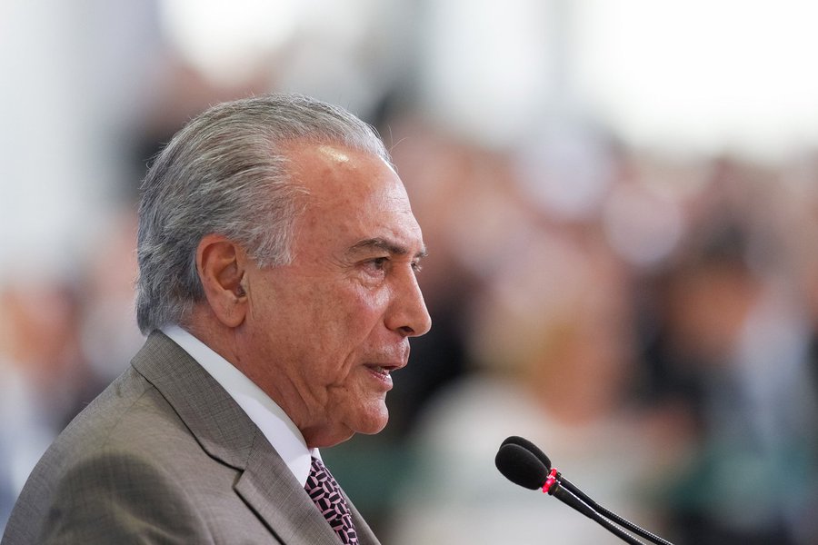 O governo que propõe congelar gastos públicos por um período de 20 anos, afetando áreas como saúde e educação, por meio da PEC 241 (55 no Senado), já comprovou que não põe em prática seu discurso de ajuste fiscal; enquanto defendeu o fim da EBC para economizar dinheiro público, Michel Temer aumentou significativamente o repasse de publicidade aos grandes veículos da mídia e anunciou a compra de conteúdo da TV Globo pela Empresa Brasil de Comunicação; além disso, aumentou gastos com cartão corporativo, sancionou reajuste de até 41% para o Judiciário e gastou meio milhão em uma cerimônia em homenagem ao samba, entre muitas outras ações (Foto: Gisele Federicce) O governo que propõe congelar gastos públicos por um período de 20 anos, afetando áreas como saúde e educação, por meio da PEC 241 (55 no Senado), já comprovou que não põe em prática seu discurso de ajuste fiscal; enquanto defendeu o fim da EBC para economizar dinheiro público, Michel Temer aumentou significativamente o repasse de publicidade aos grandes veículos da mídia e anunciou a compra de conteúdo da TV Globo pela Empresa Brasil de Comunicação; além disso, aumentou gastos com cartão corporativo, sancionou reajuste de até 41% para o Judiciário e gastou meio milhão em uma cerimônia em homenagem ao samba, entre muitas outras ações