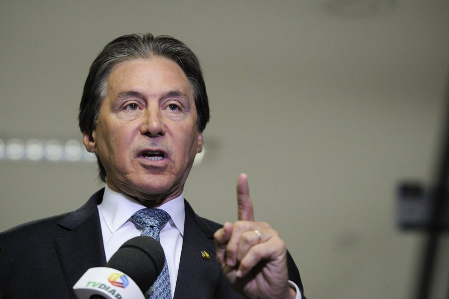 Jornalista Fernando Brito lembra que "o ressentido senador Eunício Oliveira, relator da PEC do Teto, anunciou a rejeição das emendas que excluiriam do limite de gastos o reajuste real do salário mínimo, porque isso, diz ele, 'impõe grande impacto sobre as contas públicas'"; "Isso quer dizer arrocho não apenas para os aposentados que recebem via INSS, mas também para os trabalhadores ativos que ganham um salário mínimo ou tenham pisos vinculados a ele", coloca Brito (Foto: Gisele Federicce) Jornalista Fernando Brito lembra que "o ressentido senador Eunício Oliveira, relator da PEC do Teto, anunciou a rejeição das emendas que excluiriam do limite de gastos o reajuste real do salário mínimo, porque isso, diz ele, 'impõe grande impacto sobre as contas públicas'"; "Isso quer dizer arrocho não apenas para os aposentados que recebem via INSS, mas também para os trabalhadores ativos que ganham um salário mínimo ou tenham pisos vinculados a ele", coloca Brito