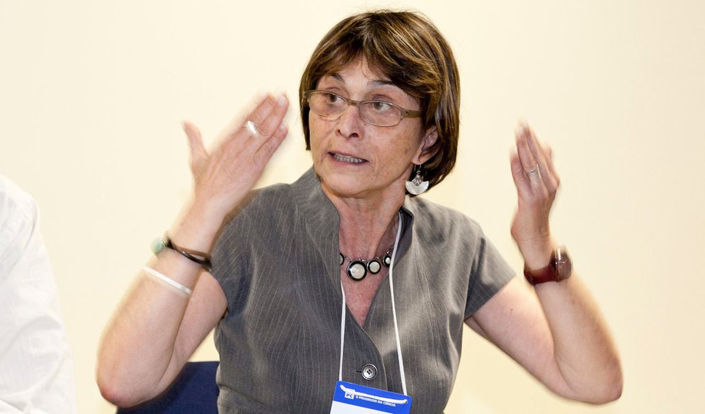 Presidente da Sociedade Brasileira para o Progresso da Ciência (SBPC), Helena Nader, manifestou sua frustração com o corte de quase 90% dos recursos para pesquisas, cerca de R$ 1,7 bilhão, nas áreas de Ciência, Tecnologia e Tecnologia da Informação; "Eu estou muito chateada, sabe? Estou com idade suficiente para pendurar as chuteiras. Não sei porque que eu continuo ainda lutando nesse País. Oferta de emprego no exterior, eu sempre tive. Muitas. Agora eu estou ficando cansada e estou com vontade de recomendar aos jovens: saiam deste País", desabafou (Foto: Paulo Emílio) Presidente da Sociedade Brasileira para o Progresso da Ciência (SBPC), Helena Nader, manifestou sua frustração com o corte de quase 90% dos recursos para pesquisas, cerca de R$ 1,7 bilhão, nas áreas de Ciência, Tecnologia e Tecnologia da Informação; "Eu estou muito chateada, sabe? Estou com idade suficiente para pendurar as chuteiras. Não sei porque que eu continuo ainda lutando nesse País. Oferta de emprego no exterior, eu sempre tive. Muitas. Agora eu estou ficando cansada e estou com vontade de recomendar aos jovens: saiam deste País", desabafou