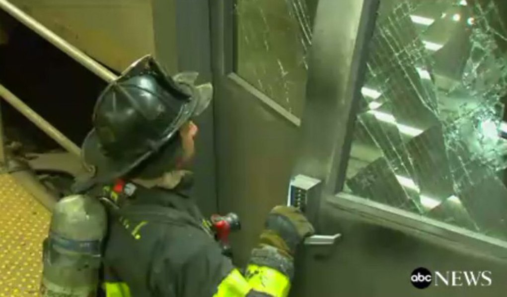 Um trem descarrilou e deixou 37 feridos no Brooklyn, em Nova York, nesta quarta-feira, de acordo com o corpo de bombeiros local; acredita-se que todos os ferimentos tenham sido leves; o trem teria atingido a plataforma em baixa velocidade; o acidente aconteceu por volta de 8h30 em um movimentado terminal perto do centro do Brooklyn (Foto: Romulo Faro) Um trem descarrilou e deixou 37 feridos no Brooklyn, em Nova York, nesta quarta-feira, de acordo com o corpo de bombeiros local; acredita-se que todos os ferimentos tenham sido leves; o trem teria atingido a plataforma em baixa velocidade; o acidente aconteceu por volta de 8h30 em um movimentado terminal perto do centro do Brooklyn