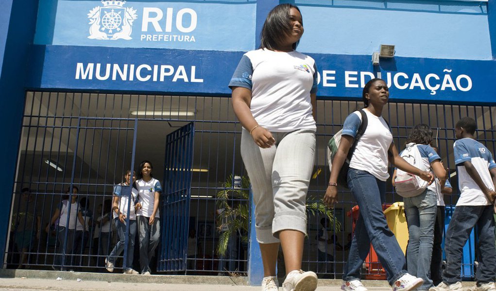 A primeira fase de novas matrículas terminou e, segundo a Secretaria de Estado de Educação (Seeduc), para o ano letivo de 2016 houve 27.357 inscrições de alunos que estudavam na rede privada, enquanto para 2017, o número atingiu 32.350; Secretaria de Estado de Educação que, dentro do planejamento para 2017, que durou quase seis meses, já havia a expectativa de crescimento na ordem de 15% (Foto: Leonardo Lucena) A primeira fase de novas matrículas terminou e, segundo a Secretaria de Estado de Educação (Seeduc), para o ano letivo de 2016 houve 27.357 inscrições de alunos que estudavam na rede privada, enquanto para 2017, o número atingiu 32.350; Secretaria de Estado de Educação que, dentro do planejamento para 2017, que durou quase seis meses, já havia a expectativa de crescimento na ordem de 15%