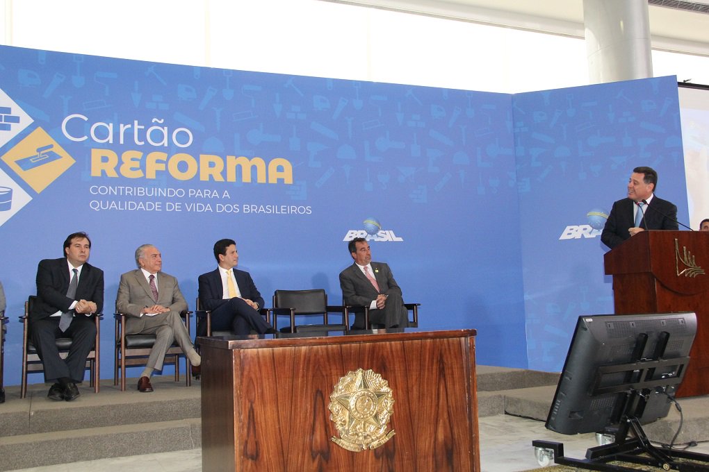 O governador Marconi Perillo discursou na solenidade de lançamento do programa federal Cartão Reforma, na tarde desta quarta-feira, em Brasília; programa será tocado pelo Ministério das Cidades e foi inspirado no Cheque Mais Moradia, criado por Marconi no ano 2000, em seu primeiro mandato como governador de Goiás; "É um programa inteligente, pois fomenta o comércio local e dá liberdade às famílias escolherem como vão aplicar o recurso para melhorar suas residências. As pessoas vão comprar no comércio local, vão girar a economia e gerar mais empregos" (Foto: José Barbacena) O governador Marconi Perillo discursou na solenidade de lançamento do programa federal Cartão Reforma, na tarde desta quarta-feira, em Brasília; programa será tocado pelo Ministério das Cidades e foi inspirado no Cheque Mais Moradia, criado por Marconi no ano 2000, em seu primeiro mandato como governador de Goiás; "É um programa inteligente, pois fomenta o comércio local e dá liberdade às famílias escolherem como vão aplicar o recurso para melhorar suas residências. As pessoas vão comprar no comércio local, vão girar a economia e gerar mais empregos"