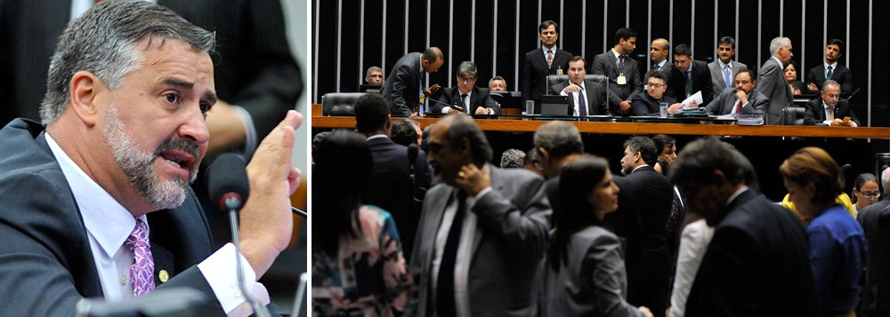 Em vídeo, o deputado Paulo Pimenta (PT-RS) critica o que chamou de "chantagem" da força-tarefa da Operação Lava Jato, que ameaçaram renunciar aos seus cargos na investigação caso Michel Temer sancione a proposta que pune os magistrados que cometerem abuso de autoridade, aprovada ontem pela Câmara; "Todos sem exceção são iguais perante a lei", diz Pimenta, lembrando que a decisão da Câmara é "soberana"; "O juiz deve responder como cidadão. Nós não vamos aceitar uma tentativa de chantagem em relação ao Congresso Nacional", afirma; assista (Foto: Gisele Federicce) Em vídeo, o deputado Paulo Pimenta (PT-RS) critica o que chamou de "chantagem" da força-tarefa da Operação Lava Jato, que ameaçaram renunciar aos seus cargos na investigação caso Michel Temer sancione a proposta que pune os magistrados que cometerem abuso de autoridade, aprovada ontem pela Câmara; "Todos sem exceção são iguais perante a lei", diz Pimenta, lembrando que a decisão da Câmara é "soberana"; "O juiz deve responder como cidadão. Nós não vamos aceitar uma tentativa de chantagem em relação ao Congresso Nacional", afirma; assista