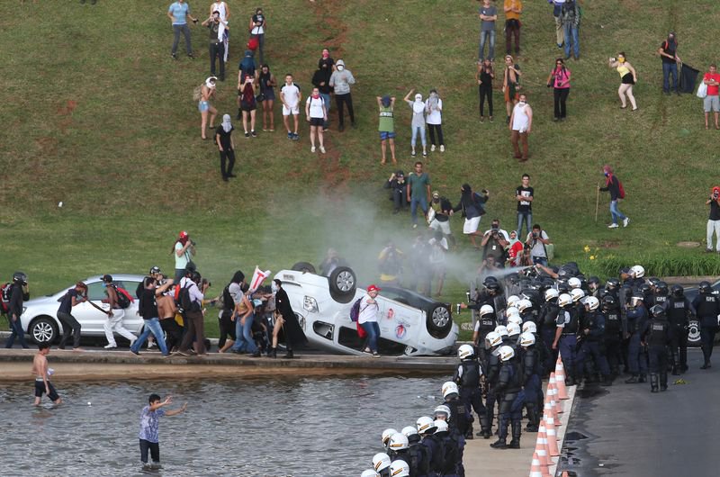 O Brasil está de volta às trevas. Com que nome podemos qualificar senão com o de tortura ao tratamento dado pela Polícia Militar do DF aos manifestantes que tomaram a Esplanada dos Ministérios na terça, 29, em protesto contra a aprovação da PEC 55? (Foto: Chico Vigilante) O Brasil está de volta às trevas. Com que nome podemos qualificar senão com o de tortura ao tratamento dado pela Polícia Militar do DF aos manifestantes que tomaram a Esplanada dos Ministérios na terça, 29, em protesto contra a aprovação da PEC 55?