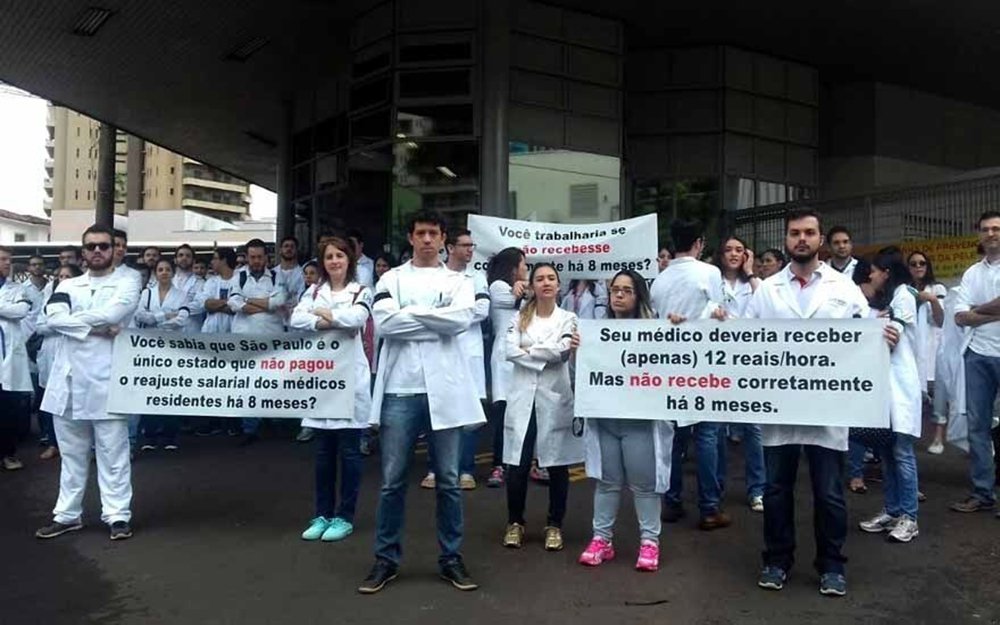 Médicos residentes protestaram nesta quinta-feira, 1º, em São Paulo para cobrar reajuste de 11,9% nas bolsas de estudo; valor havia sido acertado com o governo Geraldo Alckmin (PSDB) e ainda não pago; portaria que determinava o reajuste foi publicada em março deste ano, mas os residentes dizem não ter recebido o reajuste até hoje (Foto: Aquiles Lins) Médicos residentes protestaram nesta quinta-feira, 1º, em São Paulo para cobrar reajuste de 11,9% nas bolsas de estudo; valor havia sido acertado com o governo Geraldo Alckmin (PSDB) e ainda não pago; portaria que determinava o reajuste foi publicada em março deste ano, mas os residentes dizem não ter recebido o reajuste até hoje