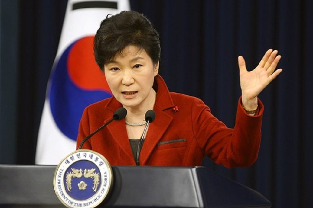 Uma grande multidão de sul-coreanos tomou as ruas de Seul neste sábado pelo nono fim de semana seguido para exigir a renúncia imediata da presidente Park Geun-hye, que sofreu um processo de impeachment no Parlamento por envolvimento em um escândalo de corrupção; cerca de 200 jovens vestidos de papai noel deram presentes a algumas das cerca de 200 mil pessoas que participaram do protesto, muitas das quais levaram seus filhos (Foto: José Barbacena) Uma grande multidão de sul-coreanos tomou as ruas de Seul neste sábado pelo nono fim de semana seguido para exigir a renúncia imediata da presidente Park Geun-hye, que sofreu um processo de impeachment no Parlamento por envolvimento em um escândalo de corrupção; cerca de 200 jovens vestidos de papai noel deram presentes a algumas das cerca de 200 mil pessoas que participaram do protesto, muitas das quais levaram seus filhos