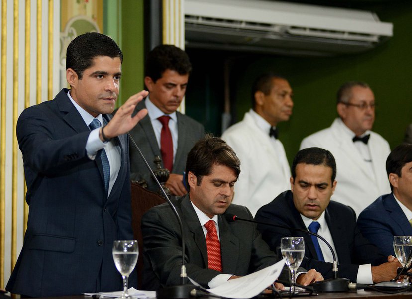 "A voz das ruas vai ser o elemento decisivo para essa nova gestão que começa no dia de hoje", disse neste domingo o prefeito reeleito de Salvador, ACM Neto (DEM), na cerimônia de posse dele; ACM disse que continuará tendo "coragem de tomar medidas duras para o bem da cidade" em seu segundo mandato; "Não tive medo de tomar medidas duras, mas necessárias, para Salvador avançar nos últimos quatro anos. Essa mesma coragem vai continuar na segunda gestão. Quando tivermos que tomar medidas duras, vamos conversar abertamente com a população. Hoje, Salvador tem orgulho de ter as contas equilibradas e ajustadas, na contramão do Brasil. Esse é um patrimônio hoje de nossa cidade" (Foto: Romulo Faro) "A voz das ruas vai ser o elemento decisivo para essa nova gestão que começa no dia de hoje", disse neste domingo o prefeito reeleito de Salvador, ACM Neto (DEM), na cerimônia de posse dele; ACM disse que continuará tendo "coragem de tomar medidas duras para o bem da cidade" em seu segundo mandato; "Não tive medo de tomar medidas duras, mas necessárias, para Salvador avançar nos últimos quatro anos. Essa mesma coragem vai continuar na segunda gestão. Quando tivermos que tomar medidas duras, vamos conversar abertamente com a população. Hoje, Salvador tem orgulho de ter as contas equilibradas e ajustadas, na contramão do Brasil. Esse é um patrimônio hoje de nossa cidade"