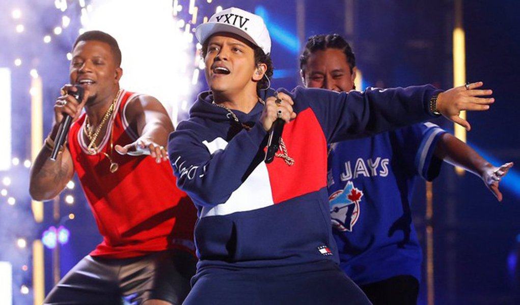 Justin Bieber superou Lady Gaga e foi o maior vencedor da premiação MTV Europe Music Awards, realizada no domingo em Roterdã, levando três troféus para casa graças ao apoio de suas fãs, conhecidas como "Beliebers"; Bieber, que havia sido indicado em cinco categorias, venceu nas de "Melhor (Mais) Fãs", "Melhor Artista Canadense" e "Melhor Canção", por "Sorry"; Gaga venceu por "Melhor Artista Feminina" e "Melhor Visual" (Foto: Gisele Federicce) Justin Bieber superou Lady Gaga e foi o maior vencedor da premiação MTV Europe Music Awards, realizada no domingo em Roterdã, levando três troféus para casa graças ao apoio de suas fãs, conhecidas como "Beliebers"; Bieber, que havia sido indicado em cinco categorias, venceu nas de "Melhor (Mais) Fãs", "Melhor Artista Canadense" e "Melhor Canção", por "Sorry"; Gaga venceu por "Melhor Artista Feminina" e "Melhor Visual"