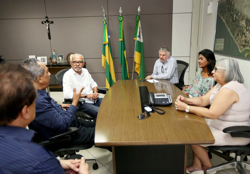 O prefeito eleito Edvaldo Nogueira (PCdoB) foi recebido nesta quarta (16) pelo prefeito João Alves Filho (DEM); acompanhado da vice-prefeita eleita Eliane Aquino (PT) e de Dulcival Santana (membro da equipe de transição), Edvaldo apresentou ao atual gestor informações sobre a transição e solicitou as primeiras informações sobre a administração municipal; “Foi um encontro para mostrar que nomeamos a nossa comissão de transição e solicitar o início do trabalho de transição entre os dois governos. Foi um encontro proveitoso entre dois políticos que se respeitam e abrindo caminhos para uma transição democrática”, afirmou Edvaldo; João destacou que foi um “encontro muito cordial” (Foto: Valter Lima) O prefeito eleito Edvaldo Nogueira (PCdoB) foi recebido nesta quarta (16) pelo prefeito João Alves Filho (DEM); acompanhado da vice-prefeita eleita Eliane Aquino (PT) e de Dulcival Santana (membro da equipe de transição), Edvaldo apresentou ao atual gestor informações sobre a transição e solicitou as primeiras informações sobre a administração municipal; “Foi um encontro para mostrar que nomeamos a nossa comissão de transição e solicitar o início do trabalho de transição entre os dois governos. Foi um encontro proveitoso entre dois políticos que se respeitam e abrindo caminhos para uma transição democrática”, afirmou Edvaldo; João destacou que foi um “encontro muito cordial”