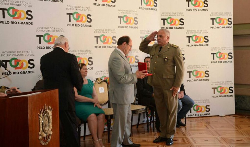 O governador José Ivo Sartori (PMDB) empossou, no Palácio Piratini, o novo comandante geral da Brigada Militar, Cel. Andreis Silvio Dal Lago; a troca aconteceu devido à “aposentadoria compulsória” do atual comandante, Cel. Alfeu Freitas Moreira; prestes a completar 35 anos de serviço dentro da BM, Cel. Freitas terá de deixar o serviço público no próximo dia 18; antes da nomeação do novo comandante, o governador concedeu ao Cel. Freitas, a medalha Negrinho do Pastoreio, entregue a personalidades que prestam relevantes serviços “em favor da pessoa humana, do Estado e da Pátria”
(Foto: Leonardo Lucena) O governador José Ivo Sartori (PMDB) empossou, no Palácio Piratini, o novo comandante geral da Brigada Militar, Cel. Andreis Silvio Dal Lago; a troca aconteceu devido à “aposentadoria compulsória” do atual comandante, Cel. Alfeu Freitas Moreira; prestes a completar 35 anos de serviço dentro da BM, Cel. Freitas terá de deixar o serviço público no próximo dia 18; antes da nomeação do novo comandante, o governador concedeu ao Cel. Freitas, a medalha Negrinho do Pastoreio, entregue a personalidades que prestam relevantes serviços “em favor da pessoa humana, do Estado e da Pátria”
