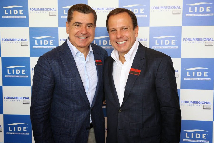 Prefeito eleito João Doria (PSDB) anunciou nesta quinta-feira, 17, para a direção da empresa municipal SP Negócios o nome de Juan Quirós, empresário que teve bens bloqueados e é réu por sua atuação na esfera privada; atual presidente da agência de fomento do governo do Estado, a Investe SP, Quirós foi braço direito de Doria no comitê financeiro de sua campanha; "Ele não tem nenhum problema de Justiça que possa enquadrá-lo de ficha suja", disse; Quirós é réu em ações trabalhistas e movidas por empresas envolvendo sua atuação à frente da empreiteira Serpal, que quebrou em 2014; segundo a empresa que administra a massa falida, ela acumula uma dívida de R$ 61,7 milhões (Foto: Aquiles Lins) Prefeito eleito João Doria (PSDB) anunciou nesta quinta-feira, 17, para a direção da empresa municipal SP Negócios o nome de Juan Quirós, empresário que teve bens bloqueados e é réu por sua atuação na esfera privada; atual presidente da agência de fomento do governo do Estado, a Investe SP, Quirós foi braço direito de Doria no comitê financeiro de sua campanha; "Ele não tem nenhum problema de Justiça que possa enquadrá-lo de ficha suja", disse; Quirós é réu em ações trabalhistas e movidas por empresas envolvendo sua atuação à frente da empreiteira Serpal, que quebrou em 2014; segundo a empresa que administra a massa falida, ela acumula uma dívida de R$ 61,7 milhões