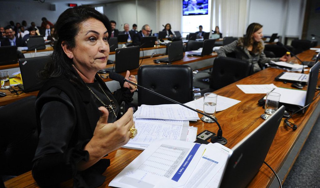 Durante audiência pública na CCJ, senadora Kátia Abreu (PMDB) defendeu a revisão de despesas tributárias, que atualmente somam R$ 271 bilhões anuais; "Se diminuíssemos um ponto percentual dessa despesa teríamos em caixa R$ 60 bilhões a mais por ano. Por que não mexemos nesse vespeiro? Porque o lobby vem pesado. É mais fácil atingir os silenciosos, que não sobem a rampa do Planalto nem do Congresso", criticou (Foto: Aquiles Lins) Durante audiência pública na CCJ, senadora Kátia Abreu (PMDB) defendeu a revisão de despesas tributárias, que atualmente somam R$ 271 bilhões anuais; "Se diminuíssemos um ponto percentual dessa despesa teríamos em caixa R$ 60 bilhões a mais por ano. Por que não mexemos nesse vespeiro? Porque o lobby vem pesado. É mais fácil atingir os silenciosos, que não sobem a rampa do Planalto nem do Congresso", criticou