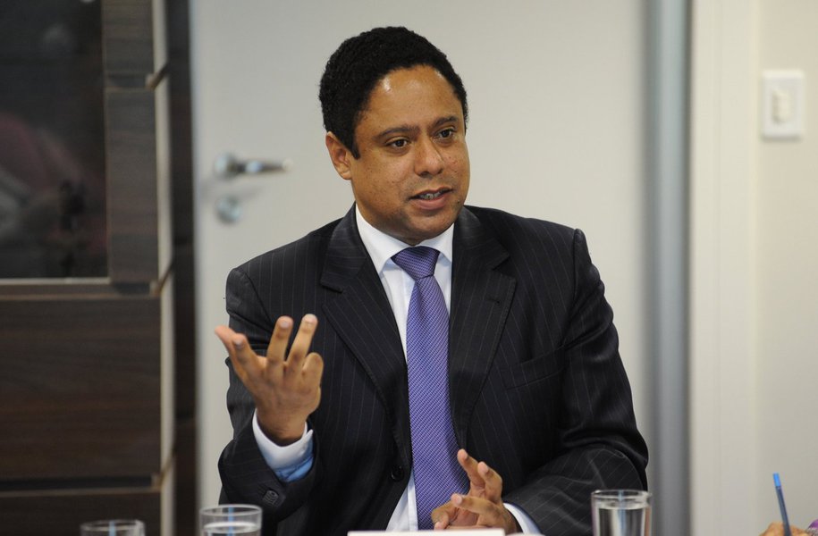 Membro da comissão espacial da Reforma Polícia na Câmara, deputado Orlando Silva (PCdoB-SP) defende que a criação de mecanismos de participação direta da população, com, por exemplo, maior uso de referendos; "Creio de deveríamos nesse debate da reforma política, estimular e multiplicar o uso de plebiscitos e referendos de modo a estimular a democracia direta e assim reduzir a distância em relação à política e aos políticos", disse Silva; ele defenderá a proposta do voto em lista partidária e financiamento público das campanhas eleitorais (Foto: Aquiles Lins) Membro da comissão espacial da Reforma Polícia na Câmara, deputado Orlando Silva (PCdoB-SP) defende que a criação de mecanismos de participação direta da população, com, por exemplo, maior uso de referendos; "Creio de deveríamos nesse debate da reforma política, estimular e multiplicar o uso de plebiscitos e referendos de modo a estimular a democracia direta e assim reduzir a distância em relação à política e aos políticos", disse Silva; ele defenderá a proposta do voto em lista partidária e financiamento público das campanhas eleitorais