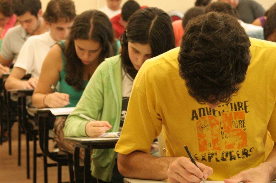 O Ministério da Educação já põe em prática a operação para alterar o formato do Enem; a pasta vai lançar já em janeiro uma consulta pública sobre o modelo da prova; uma das propostas que serão colocadas em debate é a de que o teste volte a ser aplicado em um único dia, e não mais no sábado e no domingo; com a consulta, o MEC tenta também evitar as críticas de falta de diálogo de que foi alvo ao apresentar a reforma do ensino médio como medida provisória (Foto: Romulo Faro) O Ministério da Educação já põe em prática a operação para alterar o formato do Enem; a pasta vai lançar já em janeiro uma consulta pública sobre o modelo da prova; uma das propostas que serão colocadas em debate é a de que o teste volte a ser aplicado em um único dia, e não mais no sábado e no domingo; com a consulta, o MEC tenta também evitar as críticas de falta de diálogo de que foi alvo ao apresentar a reforma do ensino médio como medida provisória